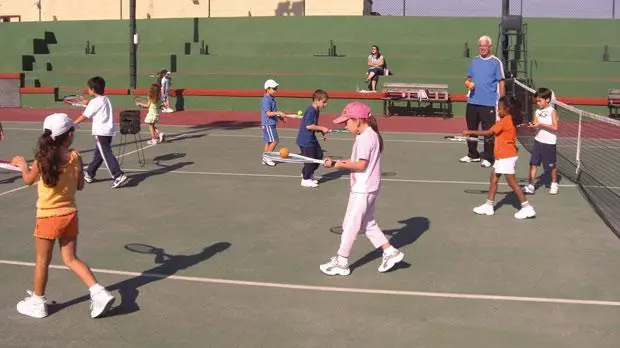 Kids Learning Tennis at Vltc